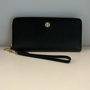 Tory Burch Wristlet, black, like NEW, full zip - can hold a phone and cards/cash